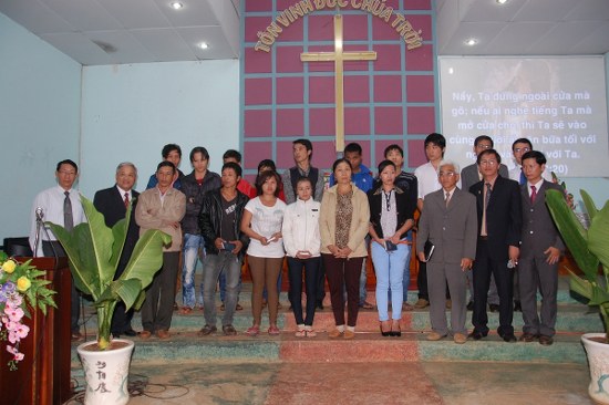 12 thân hữu tin nhận Chúa sau những khó khăn để tổ chức đêm truyền giảng